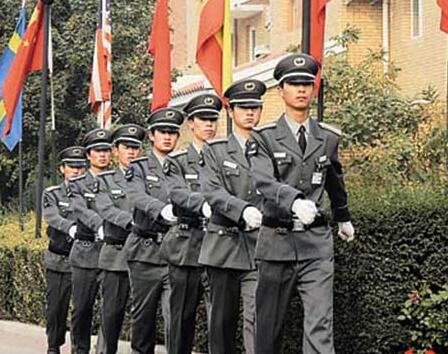 在小區(qū)門口發(fā)生搶劫事件時，物業(yè)保安是否負(fù)有相關(guān)責(zé)任